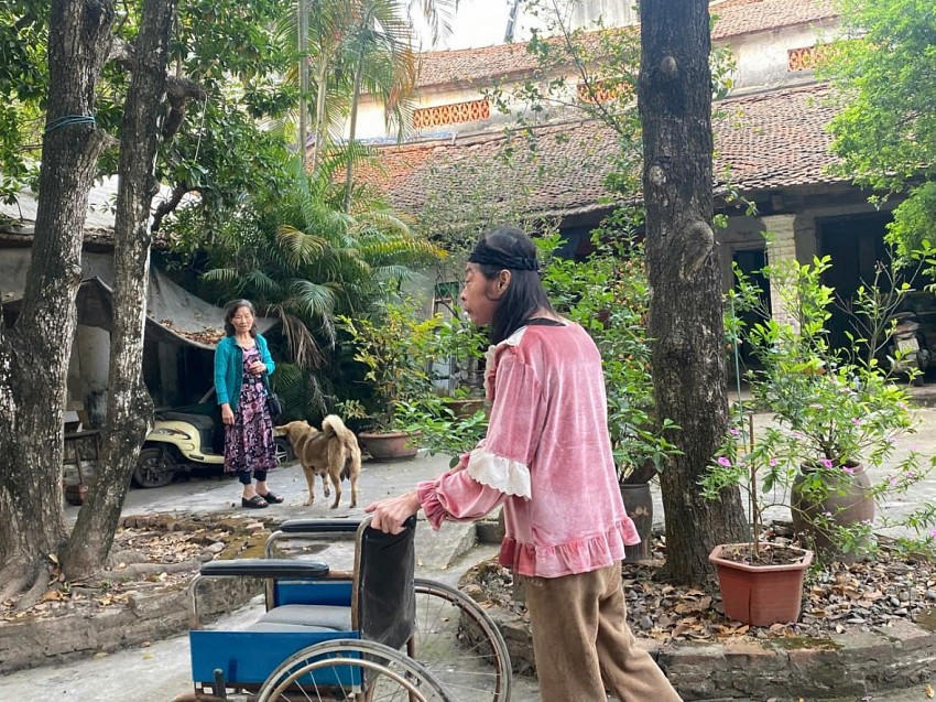 Hiện tại bà Khanh cùng con gái tật nguyền đang sinh sống trên thửa đất trên.