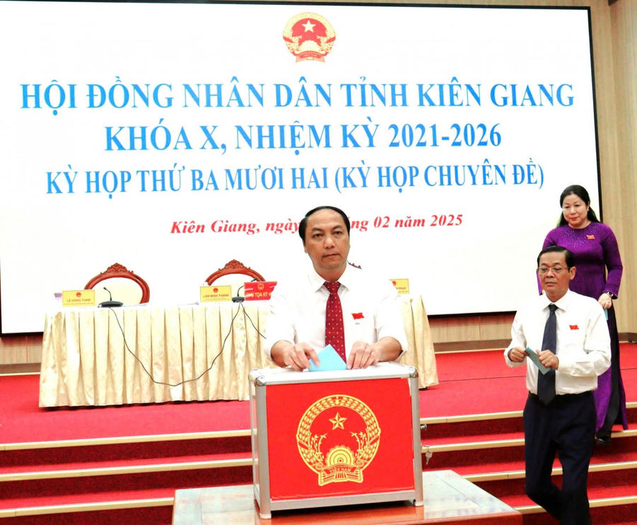 Ông Lâm Minh Thành – Phó Bí thư Thường trực Tỉnh ủy, Chủ tịch HĐND tỉnh bỏ phiếu bầu Phó Chủ tịch UBND tỉnh