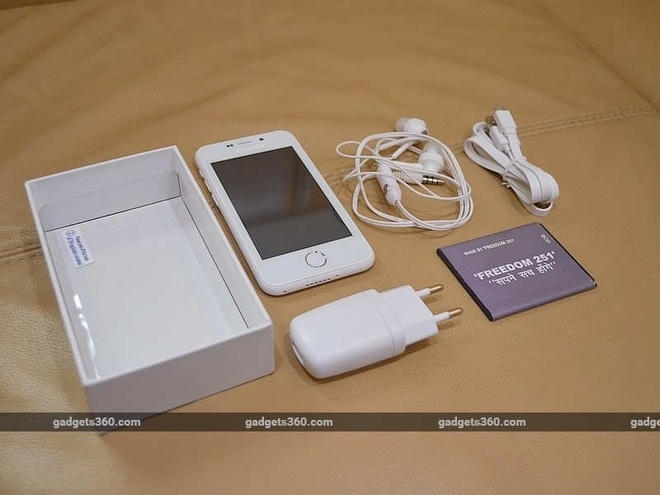 Có giá bán siêu rẻ nhưng bộ sản phẩm đi kèm Freedom 251 vẫn khá đầy đủ với adapter, cáp kết nối, tai nghe.