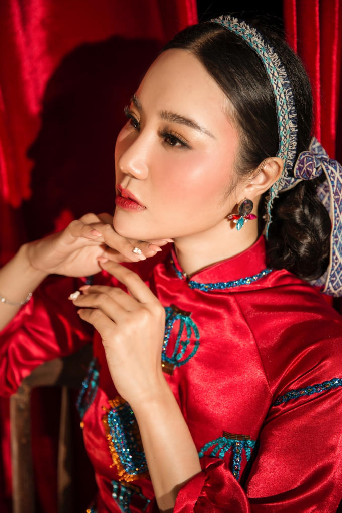 Bộ ảnh được hỗ trợ bởi nhiếp ảnh Phan Tiến Vũ, chuyên gia trang điểm Dương Hữu Nghĩa, stylist Kim Thành và áo dài Hướng Dương.