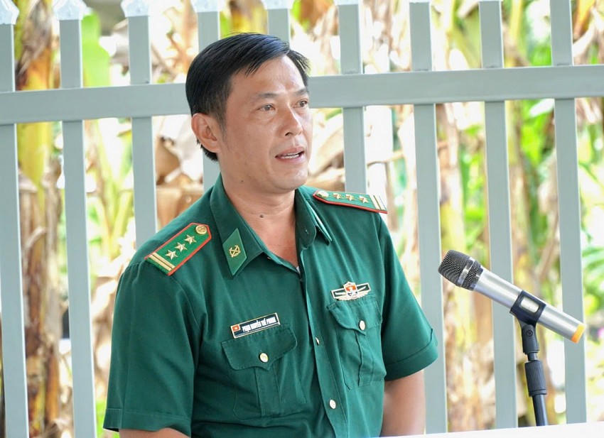 Thượng tá Phạm Nguyễn Thế Phong đọc quyết định bàn giao “Nhà tình nghĩa”.