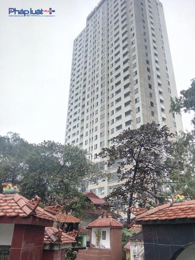 Dự án Hồng Hà Tower nằm ngay cạnh một nghĩa trang lớn.