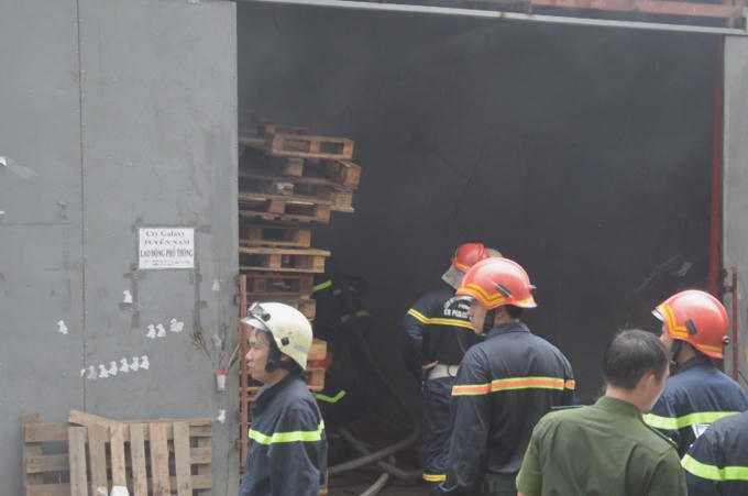 Lực lượng PCCC ra sức dập lửa