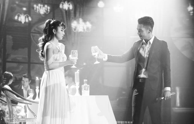 Mối t&igrave;nh &ldquo;định mệnh&rdquo; của ph&ugrave; thủy nh&aacute;i giọng Mai Quốc Việt v&agrave; vợ Việt kiều