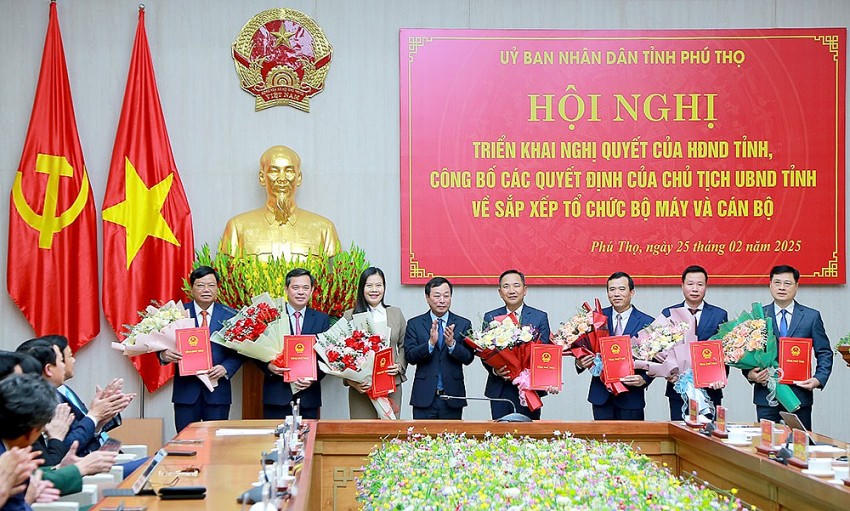 Chủ tịch UBND tỉnh Phú Thọ trao quyết định bổ nhiệm Giám đốc các sở. Ảnh: Báo Phú Thọ