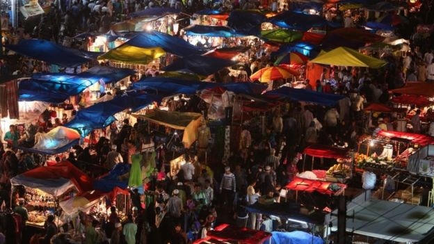 Người Hồi giáo ở Hyderabad, Ấn Độ mua các đồ dùng cần thiết chuẩn bị cho lễ Eid al-Fitr. (Ảnh: AP)
