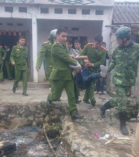 Đối tượng bị lực lượng công an khống chế đưa về trụ sở ( Ảnh Tin nóng Lạng Sơn)