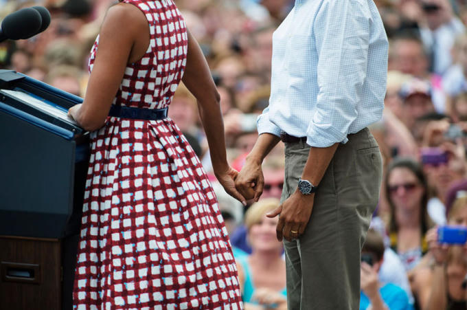 Vợ chồng Obama nắm tay nhau trong một bài phát biểu tại quảng trường Dubuque, Iowa ngày 15/8/2012.