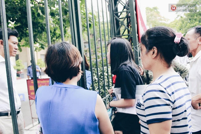 Giấu bố mẹ thi lại Đại học, th&iacute; sinh đến muộn 1 tiếng v&agrave; kh&oacute;c ngất ngo&agrave;i cổng trường