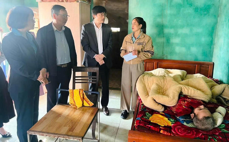 Lãnh đạo ngành y tế Quảng Ninh thăm hỏi động viên gia đình đoàn viên công đoàn Trung tâm Y tế TP Hạ Long.