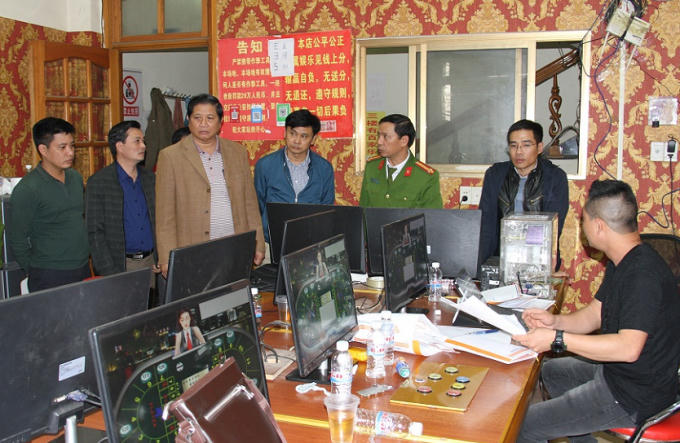 Đại tá Đinh Tiến Quân (áo nâu), Giám đốc CA tỉnh Lào Cai trực tiếp chỉ đạo tại hiện trường.