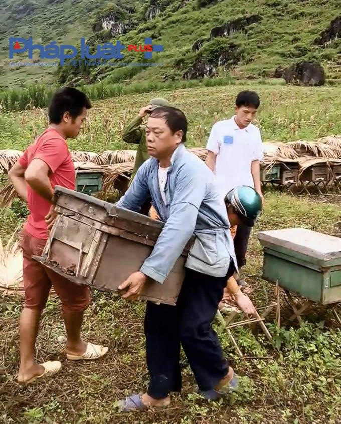 Ông Giàng Chúa Páo - Trưởng thôn đầu cầu 1 xã Cán Tỷ đang bê các thùng ong ra đường. (Ảnh: Bạn đọc)