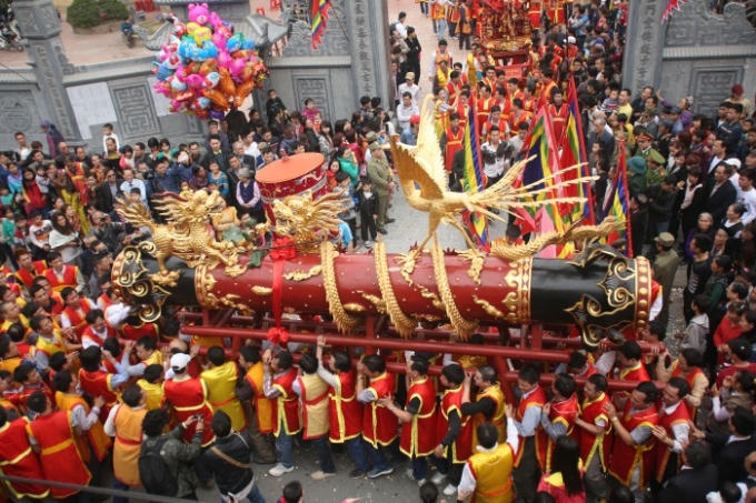 Trong lễ hội làng Đồng Kỵ (Bắc Ninh), vài trăm thanh niên trai tráng sẽ rước 2 ông Pháo làm bằng gỗ, dài 5-6m qua các trục đường chính về đình làng, rồi tiếp tục cởi trần rước 4 ông đám.