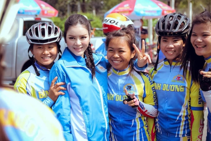 Lý Nhã Kỳ - PCT Liên đoàn moto xe đạp thể thao Việt Nam thân thiện chụp hình cùng các nữ cua - rơ
