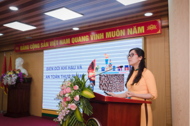 TS. Vũ Quỳnh Hương, Học viện Nông nghiệp Việt Nam với chủ đề “Biến đổi khí hậu và an toàn thực phẩm”.