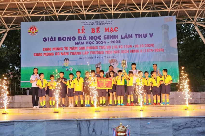 Lớp 4G lên ngôi vương nhận Cup, cờ và hoa.
Cổ động viên chụp chung với các cầu thủ lớp 4G.
Cổ động viên chụp chung với các cầu thủ lớp 4G.