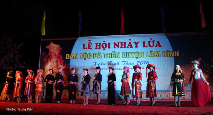 Giao lưu trang phục truyền thống các dân tộc. Ảnh: Trung Kiên