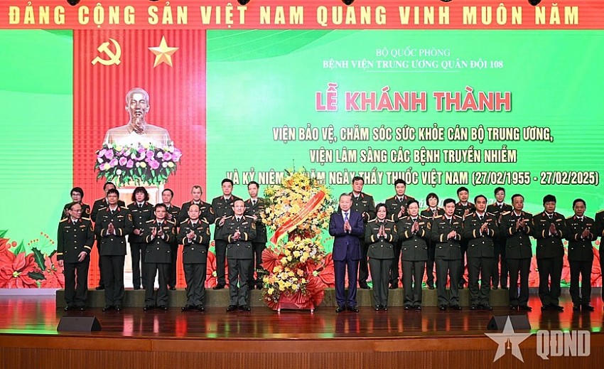 Tổng Bí thư Tô Lâm trao lẵng hoa chúc mừng Bệnh viện Trung ương Quân đội 108. Ảnh: QĐND