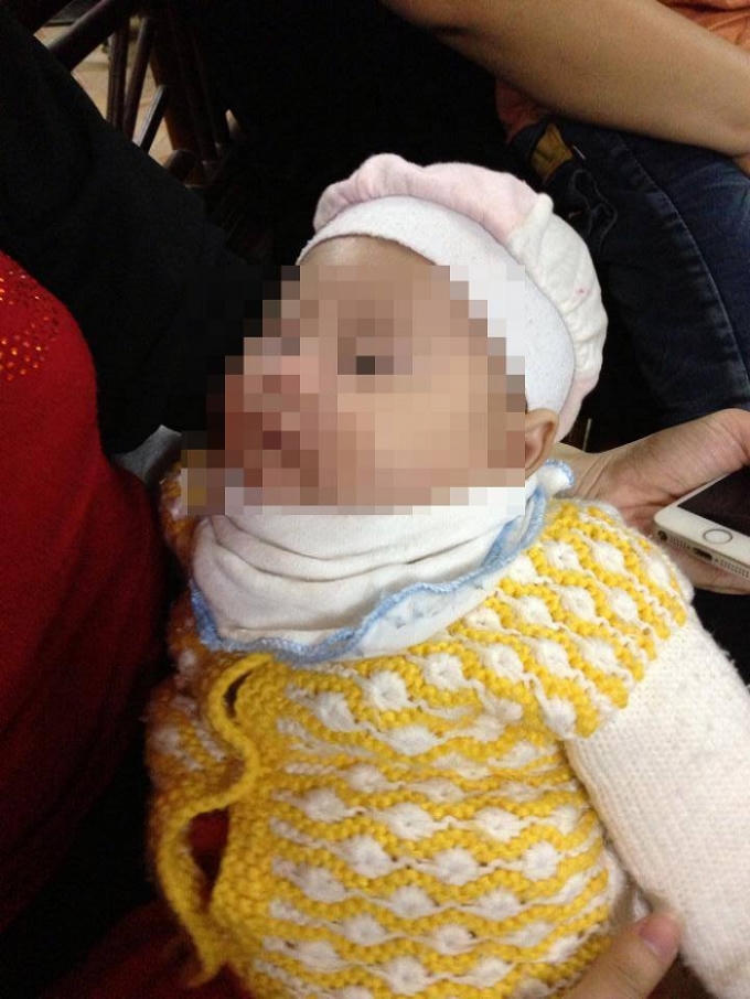 Cháu bé được đưa về với gia đình sau khi bị Dung bắt cóc.