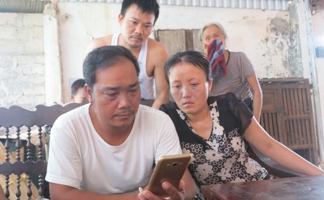 Gia đình cháu bé xem video Phó giám đốc bệnh viện nhi trả lời về vụ việc.