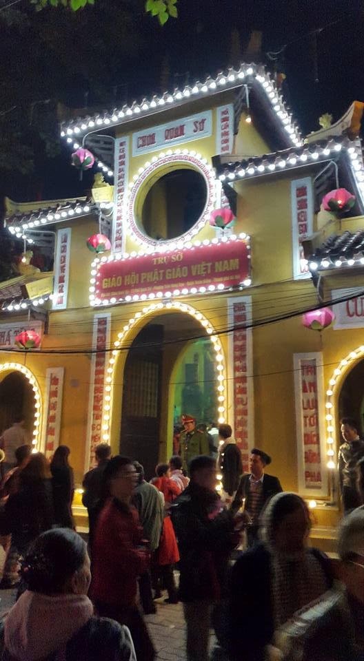 Chùa Quán Sứ - Hà Nội vào lúc 2h sáng ngày mồng 1 tết. (ảnh: Minh Long).