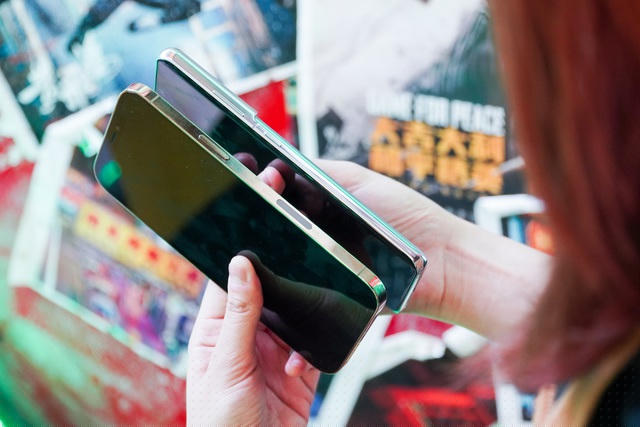 Phần viền của iPhone 12 Pro Max được hoàn thiện dạng bóng, rất dễ trầy xước và bám lại nhiều vết bẩn hơn so với S21 Ultra.