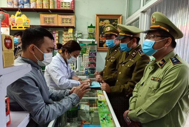 Một nhà thuốc bị lực lượng chức năng kiểm tra. Ảnh internet