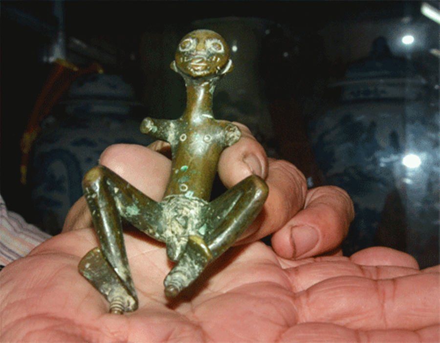 Tượng người ch&acirc;u Phi b&iacute; ẩn