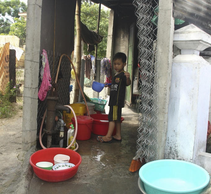 Người dân ở đây phải khoan giếng thật sau để lấy nước sinh hoạt.