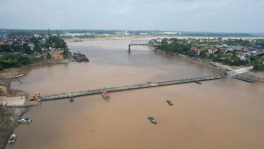 Cầu phao tạm thay thế cầu Phong Châu đã được hoàn thành.
