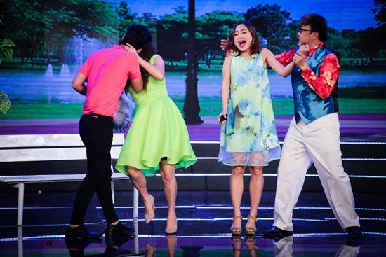 Danh hài Chí Tài thất thần khi bị gái trẻ cưỡng hôn