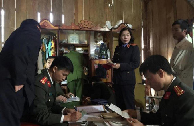 Cơ quan ANĐT tiến hành khám nhà bị can Đèo Văn Ban - người đã chủ động, câu kết để kê khai “khống”diện tích đất.
