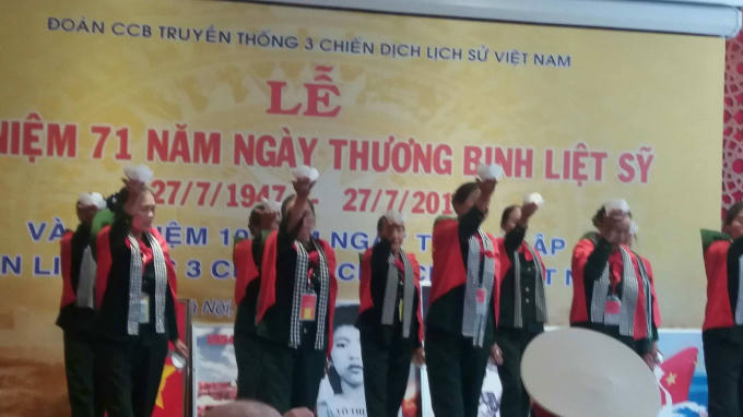 Hình ảnh tưởng nhớ mười cô gái tại ngã ba Đồng Lộc. Đoàn cựu chiến binh tri ân những người mẹ, người vợ anh hùng liệt sĩ