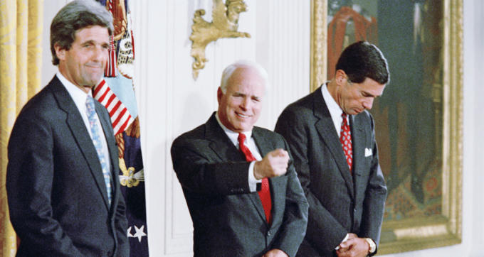 Thượng nghị sĩ John McCain và Thượng nghị sĩ John Kerry (trái) tại buổi lễ khi Tổng thống Bill Clinton công bố bình thường hóa quan hệ Việt - Mỹ tháng 7/1995. Ảnh: AP.