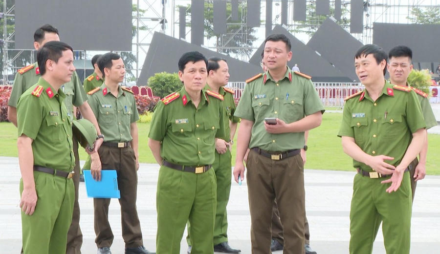 Lãnh đạo Công an tỉnh Thanh Hóa kiểm tra việc triển khai các phương án bảo đảm ANTT cho Lễ hội du lịch biển Sầm Sơn 2024. (Ảnh: Công an Thanh Hoá)