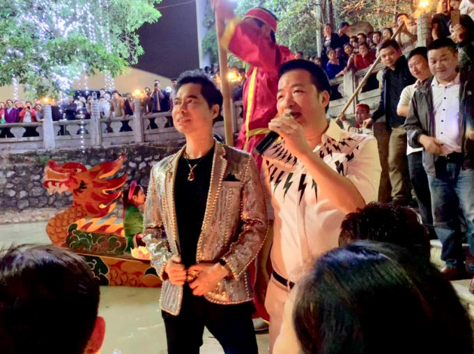 Danh ca Ngọc Sơn cưỡi thuyền rồng, hát Quan họ và tặng vàng cho khán giả Bắc Ninh