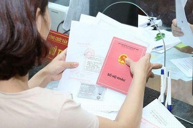 Trong quá trình đăng ký thường trú, nếu có sai sót thông tin trong Cơ sở dữ liệu về cư trú, Cơ sở dữ liệu quốc gia về dân cư do lỗi của cơ quan đăng ký cư trú thì trong thời hạn 1 ngày làm việc, kể từ ngày nhận được yêu cầu của công dân.
