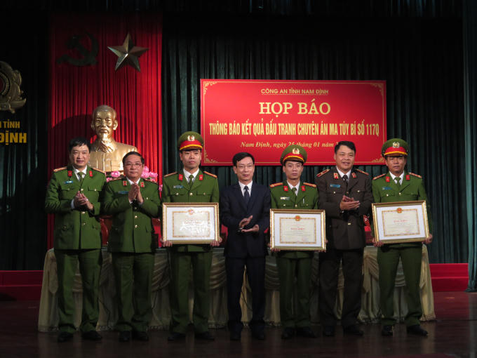 Khen thưởng các chiến sỹ công an có thành tích xuất sắc trong chuyên án 117Q.