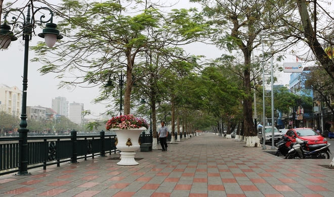 Vỉa hè 2 bên vườn hoa trung tâm thành phố Hải Phòng chiều 9/3.