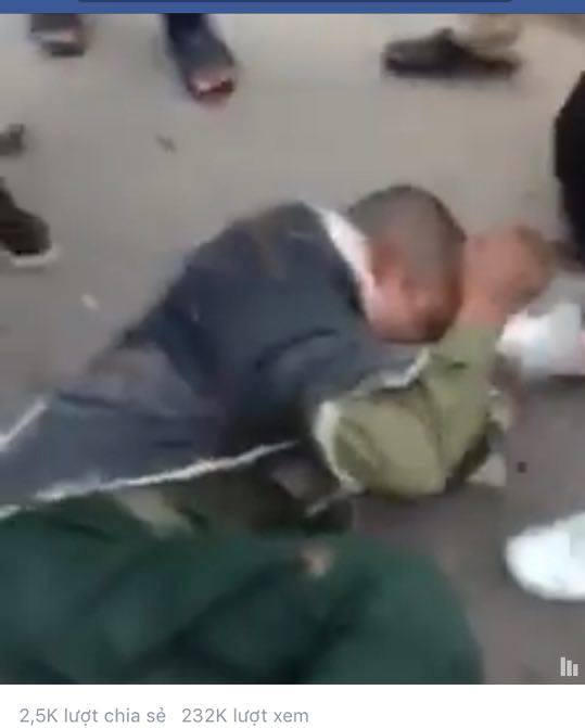 Ông Vin bị đánh nằm co rúm trên đường.
