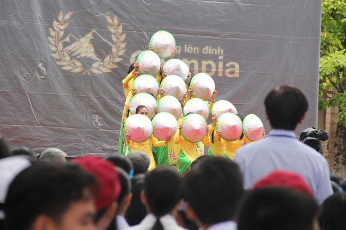 Nhiều tiết mục văn nghệ được các bạn học sinh chuẩn bị công phu để cổ vũ cho Nhật Minh.