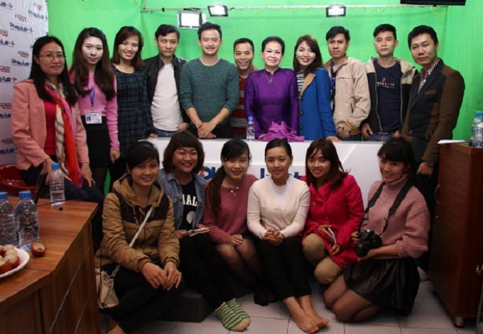 Cán bộ, phóng viên, biên tập viên Phapluatplus.vn chụp hình lưu niệm cùng danh ca Khánh Ly sau khi ca sỹ này kết thúc buổi giao lưu trực tuyến với độc giả.