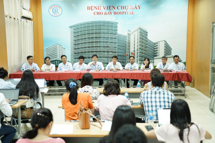 Các bác sĩ bệnh viện Chợ Rẫy chia sẻ thông tin về việc điều trị thành công cho thai phụ bị thoát vị hoành nghẹt hiếm gặp.