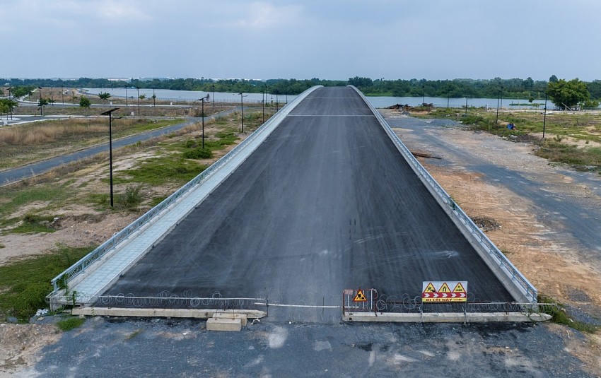 Cầu Vàm Cái Sứt hiện đang chờ lún.
