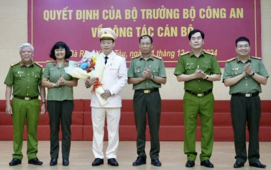 Đại tá Vũ Như Hà nhận hoa chúc mừng.