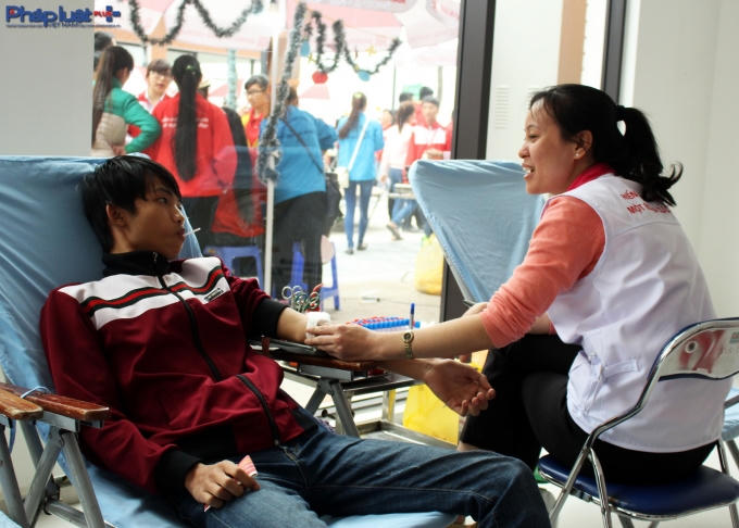 Ngoài vui chơi với các hoạt động văn nghệ, hội trại, nhiều bạn trẻ còn tham gia hiến máu cứu người. (Ảnh: Đức Biên)