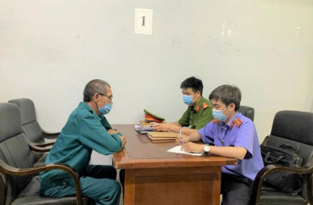 Yêu cầu Chủ tịch xã đưa 400 triệu đồng để rút đơn tố cáo
