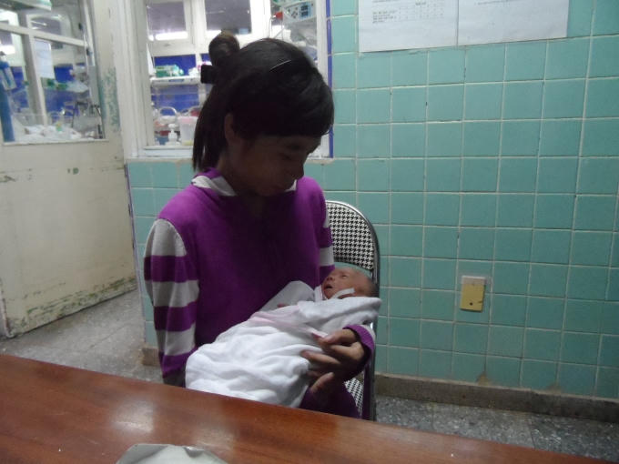 Lần thứ 2 được bế con trên tay chị Hiền không khỏi xúc động và xen lẫn niềm vui hạnh phúc.