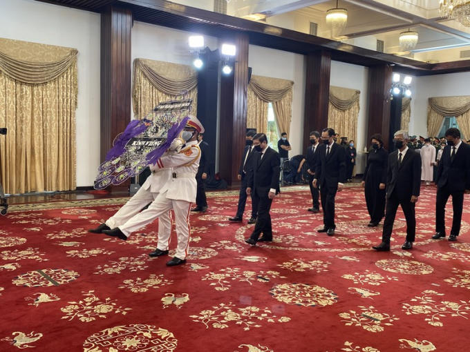 Đoàn UBND TP HCM do Chủ tịch Nguyễn Thành Phong dẫn đầu đến viếng nguyên Tổng bí thư Lê Khả Phiêu.