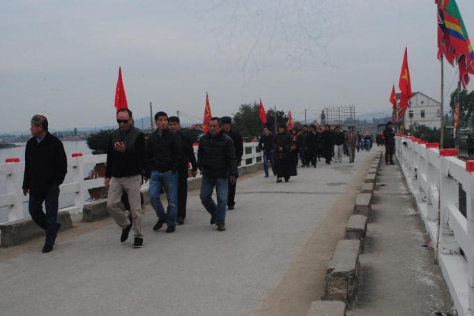 Dòng người đổ về đền Cờn ngày khai hội. (Ảnh Duy Ngợi)